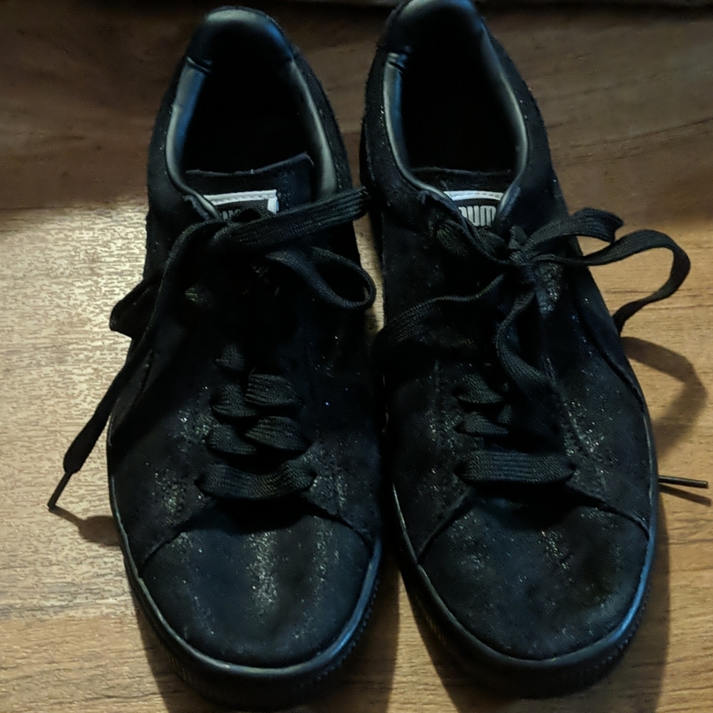 Used black glittery Puma tennis shoes size 8